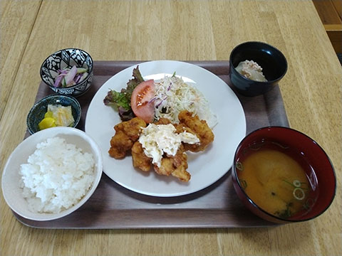 ごはん居間人