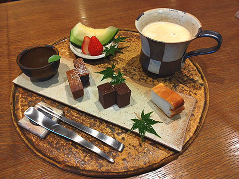 間鍋竹士のうつわを愉しむカフェギャラリー