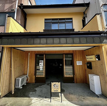 cafe からびな