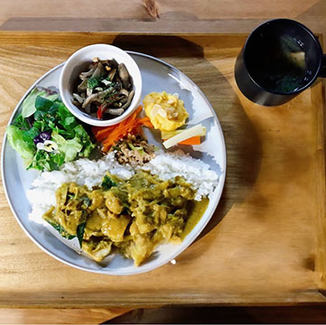 cafe からびな