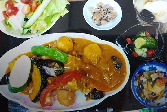 にじ色