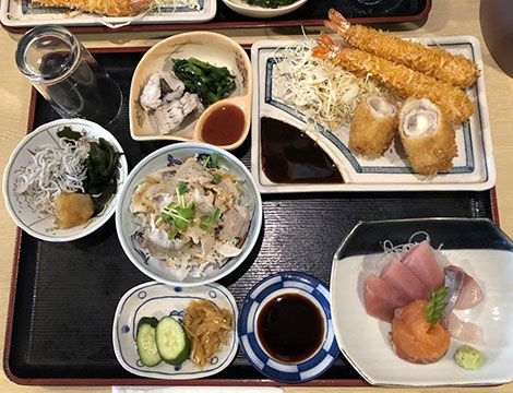 まるに
