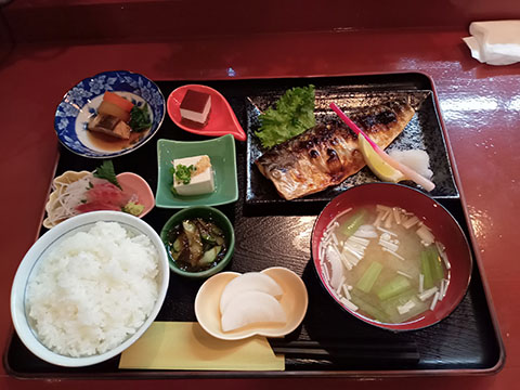 ランチ&居酒屋てげてげう~に~