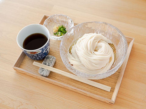 そうめんや木箱